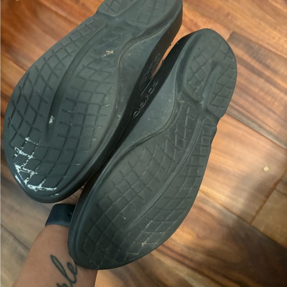 Oofos Black‎ and Gray Sandals size w7 - Picture 3 of 5